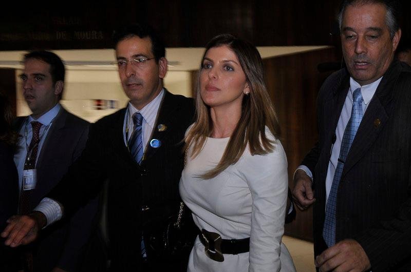 Mulher do contraventor Carlinhos Cachoeira, Andressa Mendon&ccedil;a, ser&aacute; convocada para depor na CPI