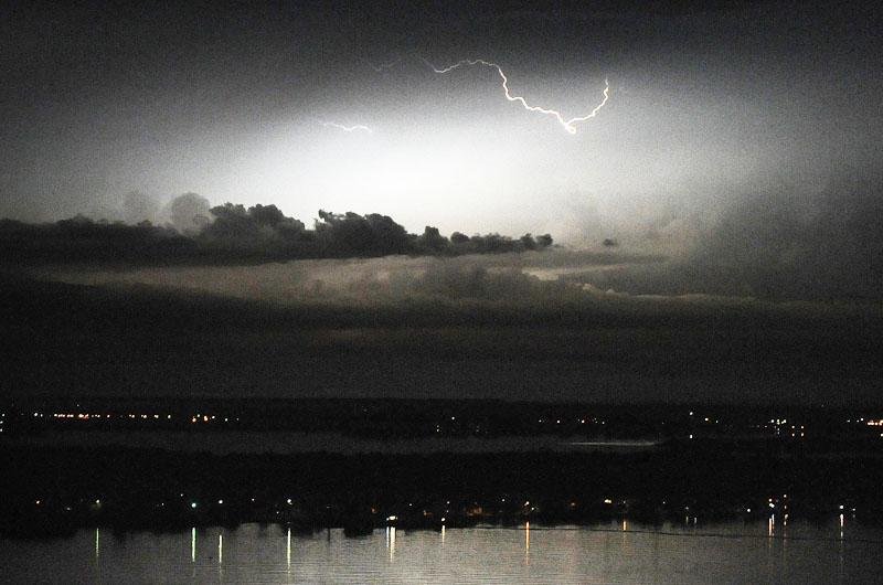 RS tem alerta de temporais e granizo no Sul e Sudoeste nesta sexta.