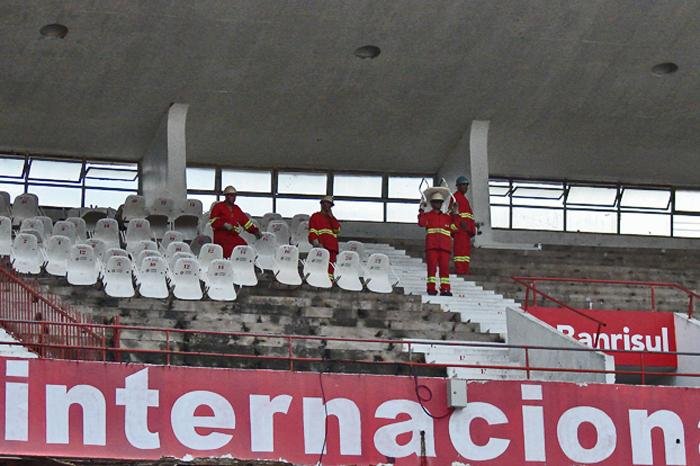 Inter come&ccedil;a entrega de cadeiras removidas do Beira-Rio aos locat&aacute;rios