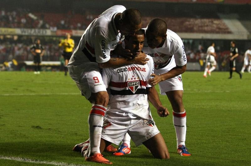 Lucas decide e S&atilde;o Paulo vence o Coritiba apesar de expuls&atilde;o