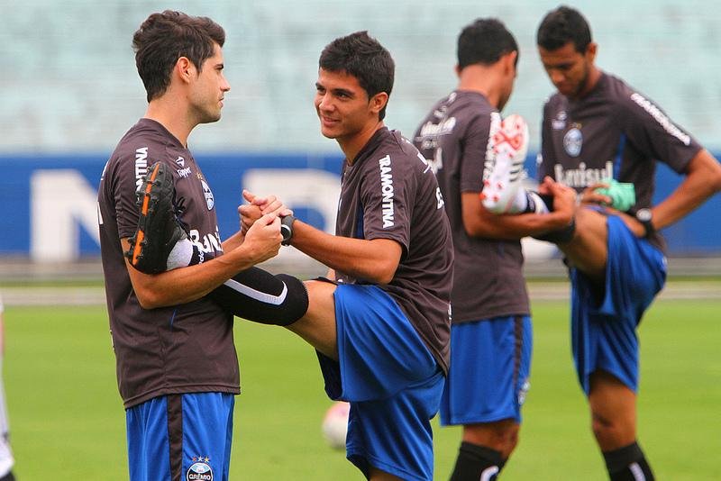 Bertoglio (&agrave; direita) pode permanecer no Gr&ecirc;mio atrav&eacute;s de novo empr&eacute;stimo