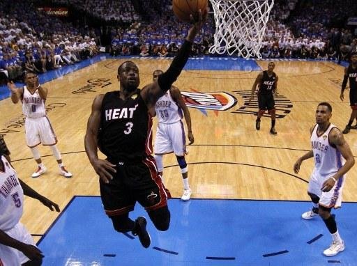 Dwayne Wade anota cesta para o Miami Heat na vit&oacute;ria sobre o Thunder