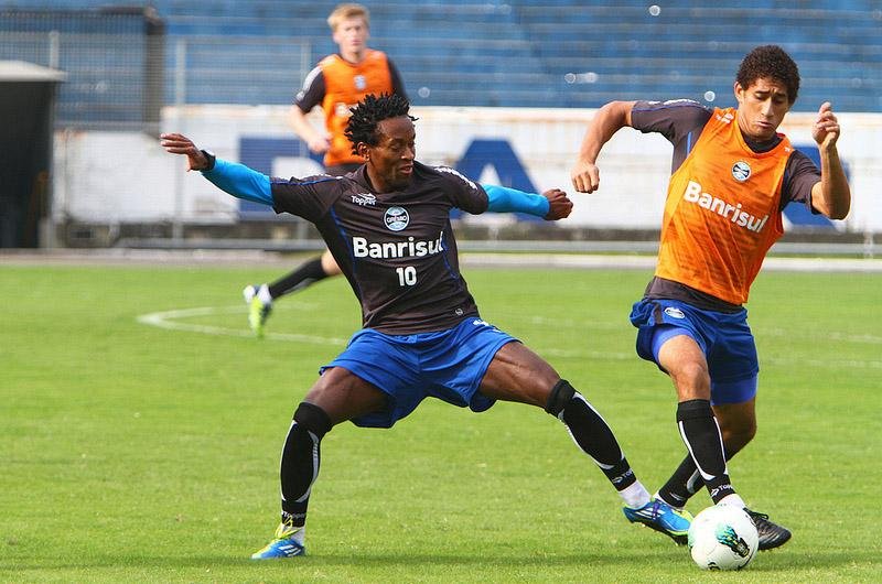 Z&eacute; Roberto refor&ccedil;a juniores em coletivo contra reservas do Gr&ecirc;mio