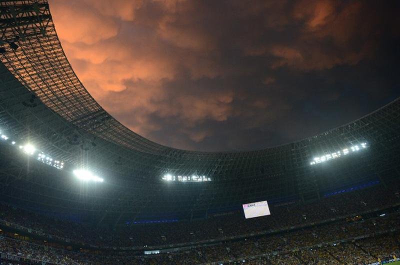 Depois de uma forte chuva que paralisou a partida por mais de uma hora, a Fran&ccedil;a bateu a anftitri&atilde; Ucr&acirc;nia