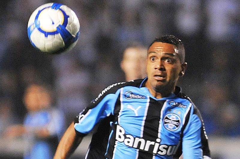 Gr&ecirc;mio rescinde contrato com meia-atacante Leandro Lessa