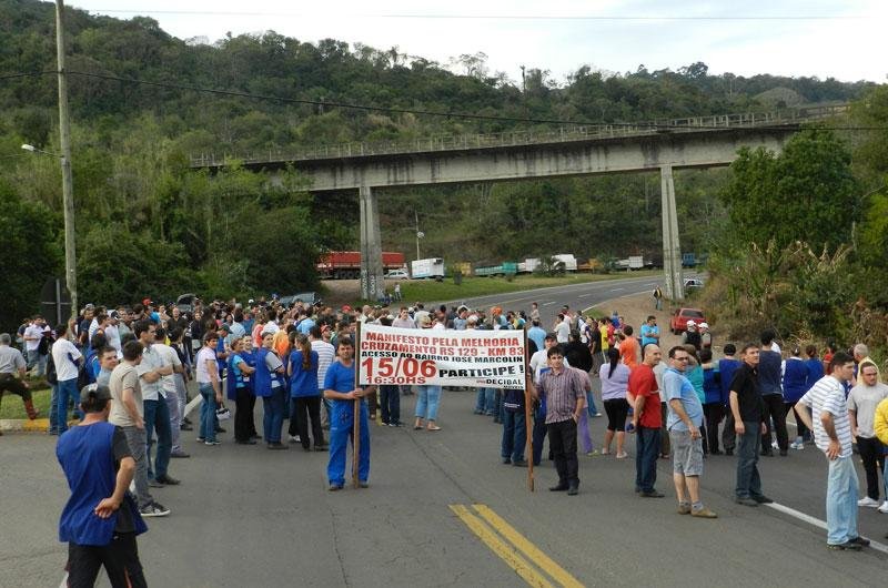 Moradores bloqueiam rodovia em Mu&ccedil;um para reivindicar maior seguran&ccedil;a