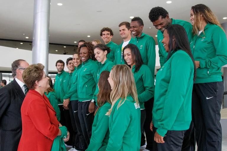 Comitiva entregou uniforme personalizado para a presidente que garantiu presen&ccedil;a na abertura dos Jogos