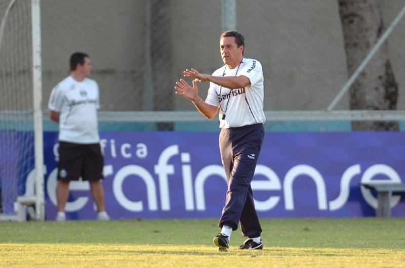 Luxemburgo deve escalar Kl&eacute;ber e Moreno contra o N&aacute;utico