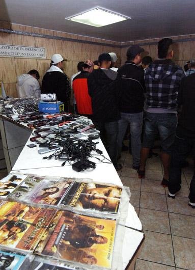 Seis ambulantes foram encaminhados &agrave; delegacia em raz&atilde;o de problemas como produtos com registro de roubo ou medida judicial de pris&atilde;o domiciliar