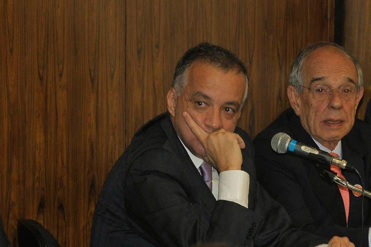 Carlinhos Cachoeira e o advogado dele, M&aacute;rcio Thomaz Bastos, em depoimento &agrave; CPI em maio