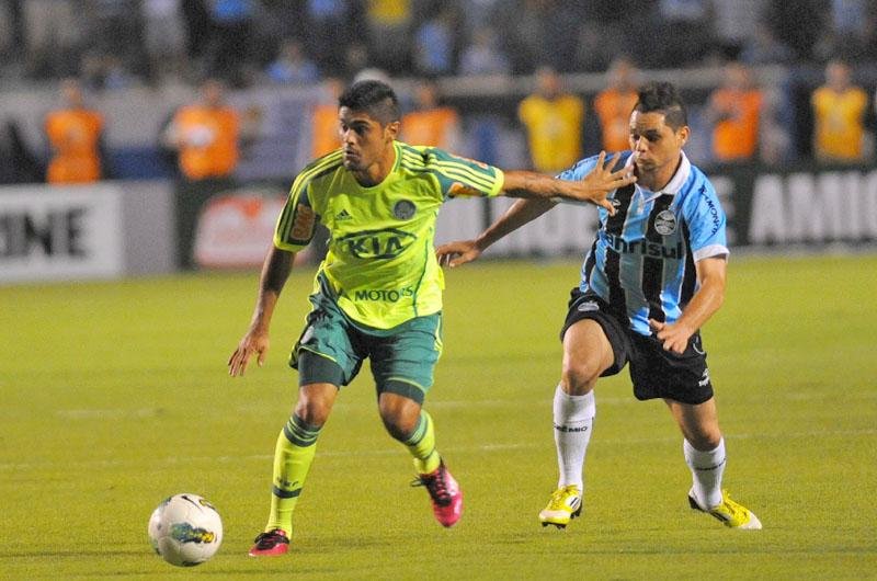 Lateral gremista Par&aacute; espera um rival ofensivo neste domingo