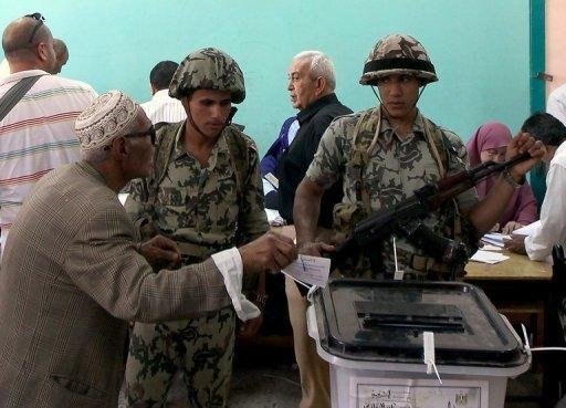 Militares assumem poder legislativo no Egito