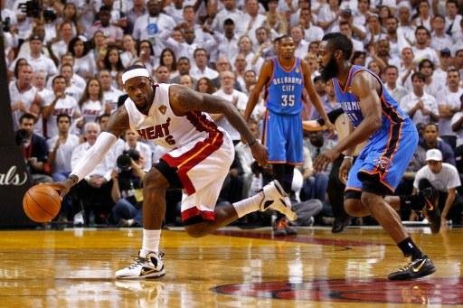 LeBron James (&agrave; direita) teve &oacute;tima atua&ccedil;&atilde;o contra o Oklahoma City Thunder 