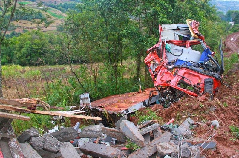 Motorista perdeu o controle do ve&iacute;culo e saiu da pista