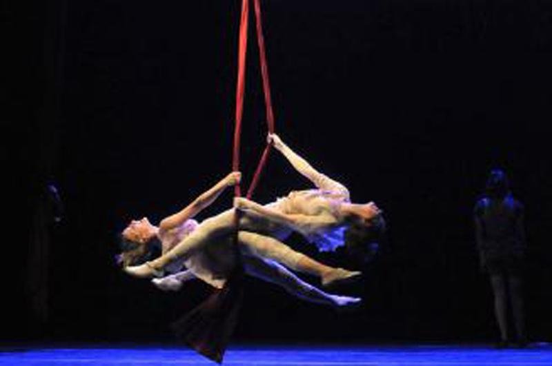 Grupo utiliza t&eacute;cnica circense do tecido no show &acute;Trajet&oacute;rias&acute; 