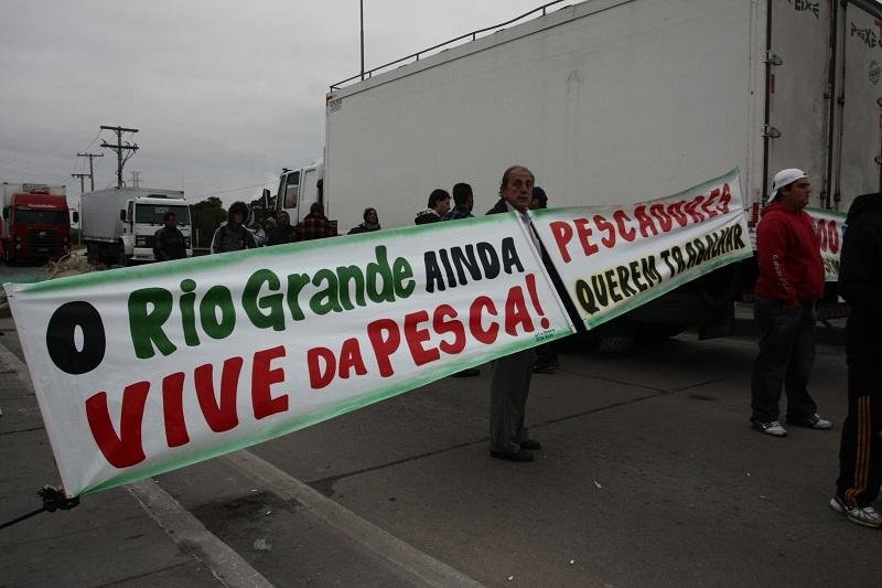 Protesto ocorre na BR 392, em Rio Grande