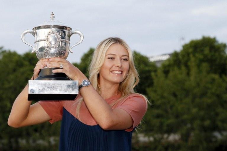 Maria Sharapova exibe o trof&eacute;u de Roland Garros