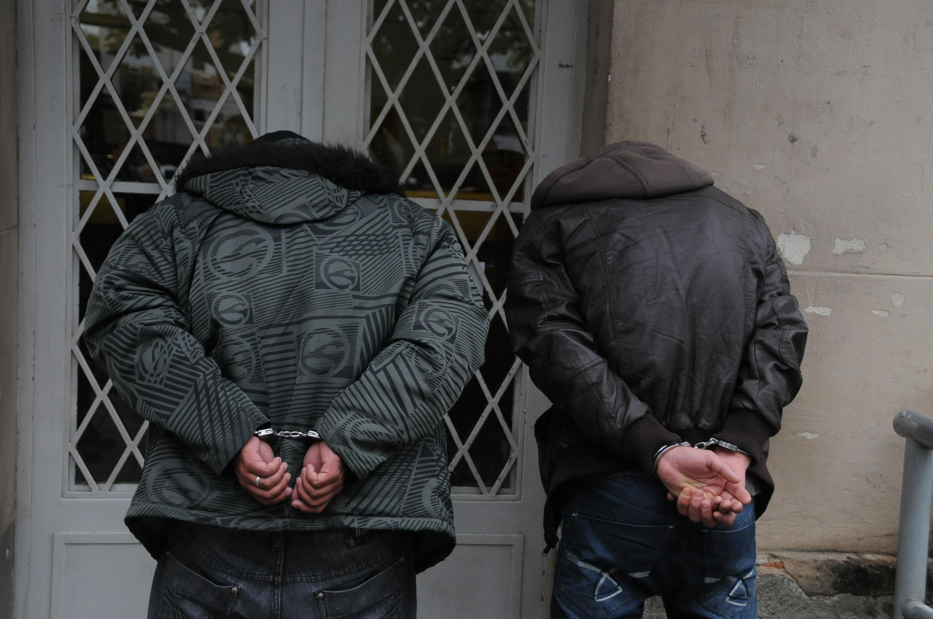 Dupla foi presa ap&oacute;s roubar uma caminhonete no bairro Petr&oacute;poles