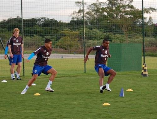 Fernando (&agrave; direita) ignora seca de gols e exalta qualidade ofensiva do Gr&ecirc;mio