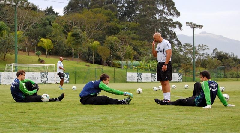 Goleiros do Gr&ecirc;mio realizam treino espec&iacute;fico em Atibaia