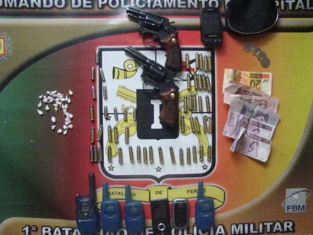 Pol&iacute;cia apreendeu armas, drogas e dinheiro