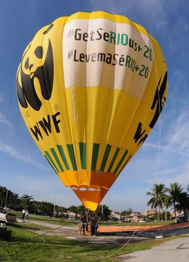 Ativistas da WWF soltam bal&atilde;o de ar em manifesta&ccedil;&atilde;o na Rio+20