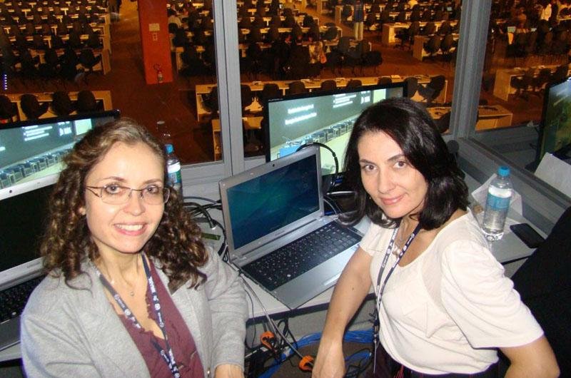Irm&atilde;s Lara e Graciela trabalham na Rio+20 como audiodescritoras