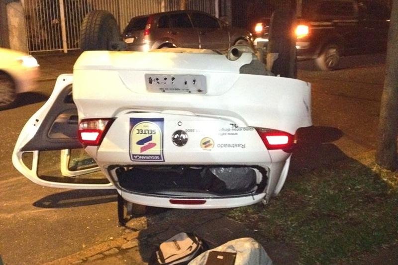 Ve&iacute;culo capota no bairro Moinhos de Vento, em Porto Alegre