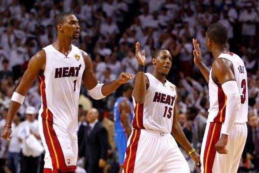 Chris Bosh, Mario Chalmers e Dwyane Wade comemoram vit&oacute;ria do Miami Heat