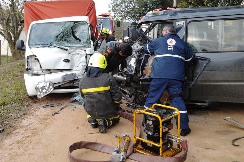 Dois ve&iacute;culos pesados bateram de frente na estada Jaques Rosa, bairro Restinga