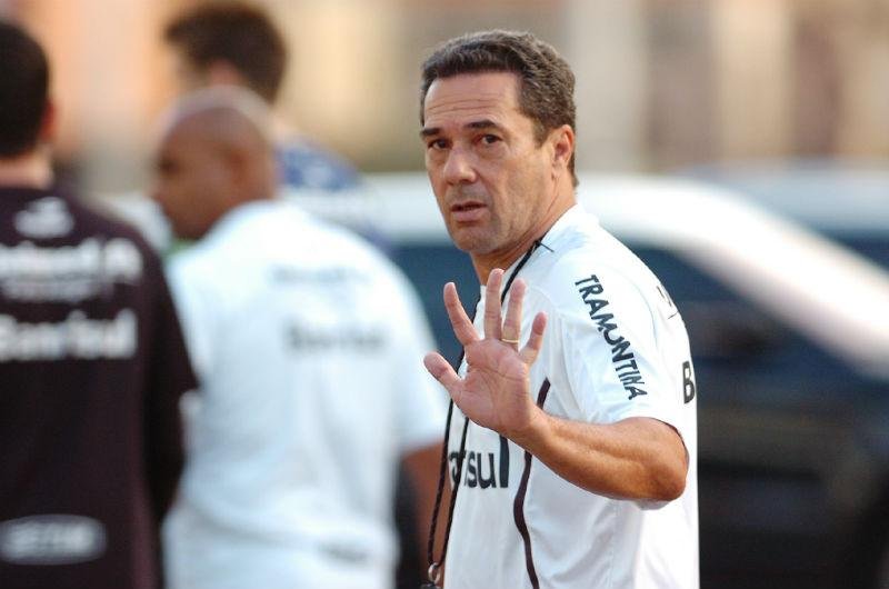 Luxemburgo deve voltar ao 4-4-2 nesta noite contra o Palmeiras