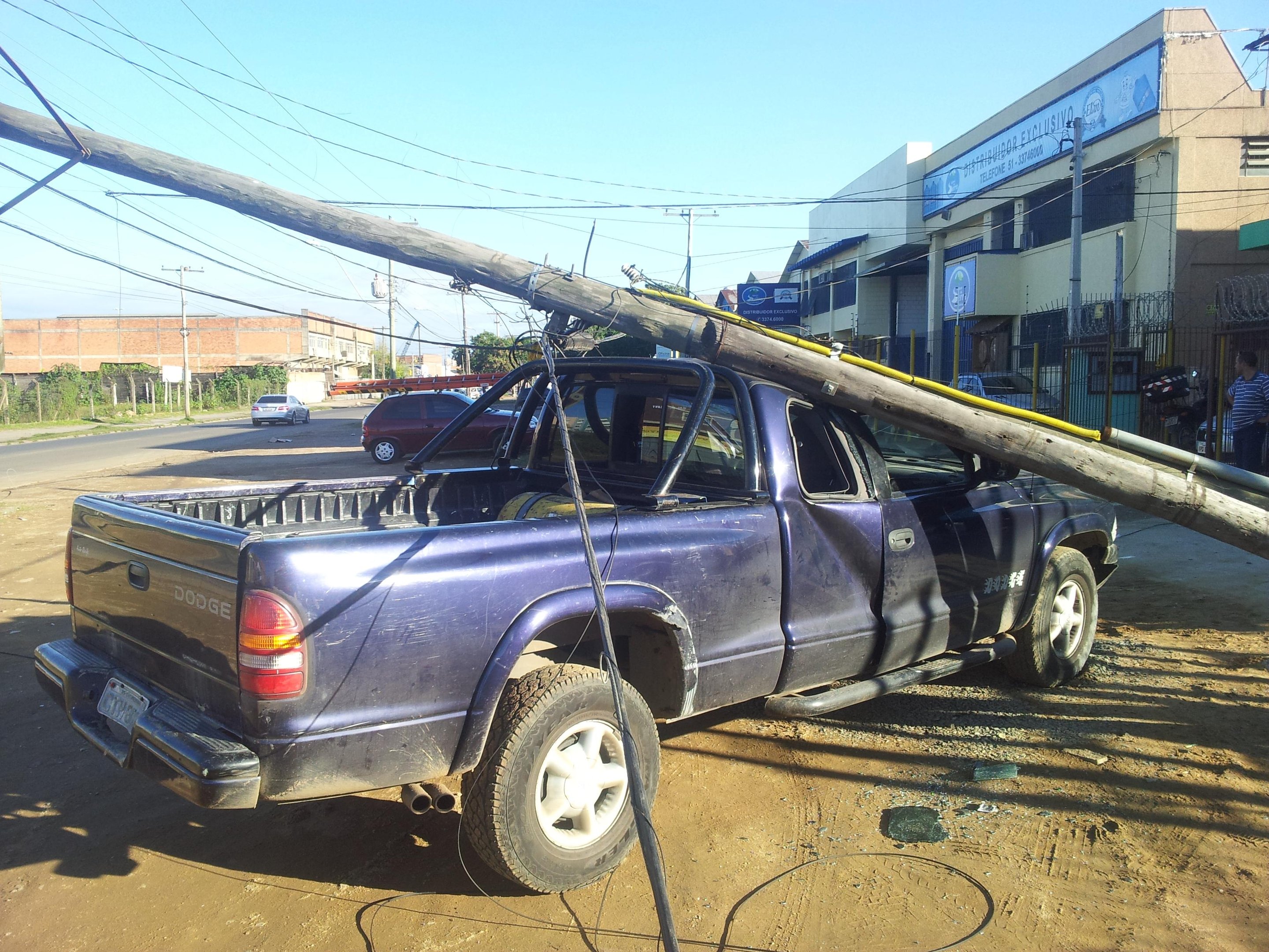 Caminh&atilde;o engata na fia&ccedil;&atilde;o e derruba poste em Porto Alegre