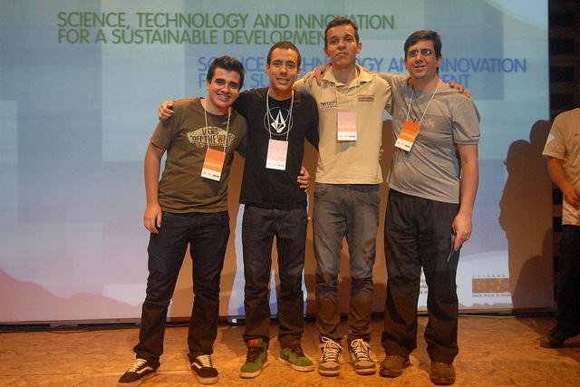 Estudantes constroem telhas sustent&aacute;veis com caixas de leite e conquistam pr&ecirc;mio na Rio+20