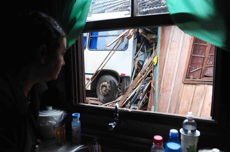 Morador da casa conseguiu escapar pela porta dos fundos, assim que ouviu a buzina do &ocirc;nibus