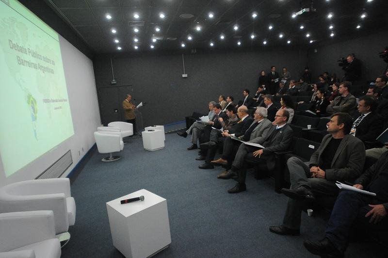 Representantes sindicais e deputados participaram do encontro