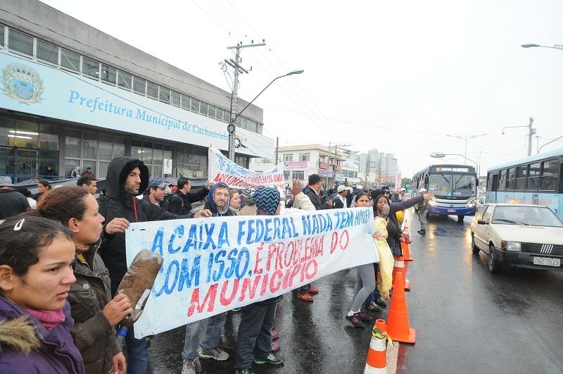 Grupo se concentrou em frente &agrave; prefeitura