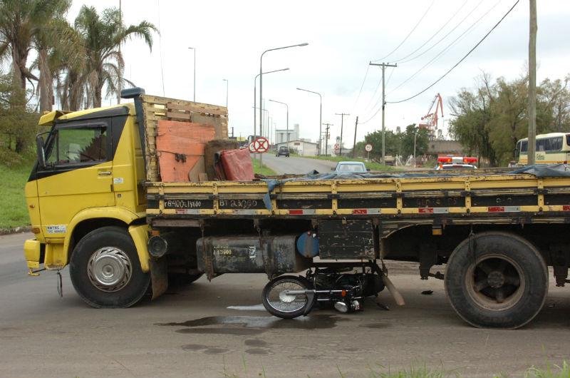 Motociclista colide contra caminh&atilde;o em Porto Alegre