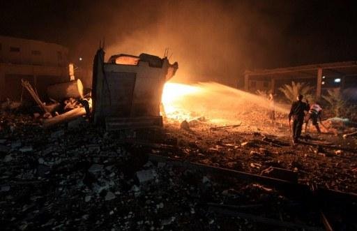Bombeiro apaga inc&ecirc;ndio ap&oacute;s ataques a&eacute;reos na Faixa de Gaza