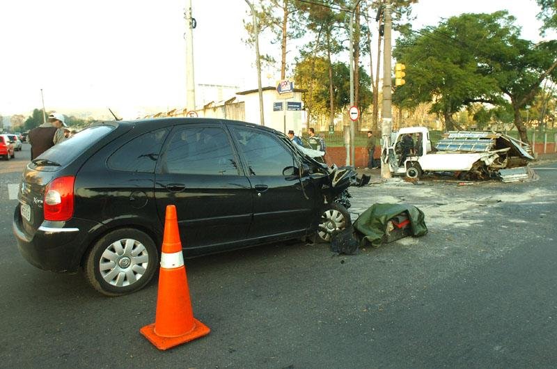 Autom&oacute;veis colidiram na esquina da avenida Ipiranga com a rua Cristiano Fischer