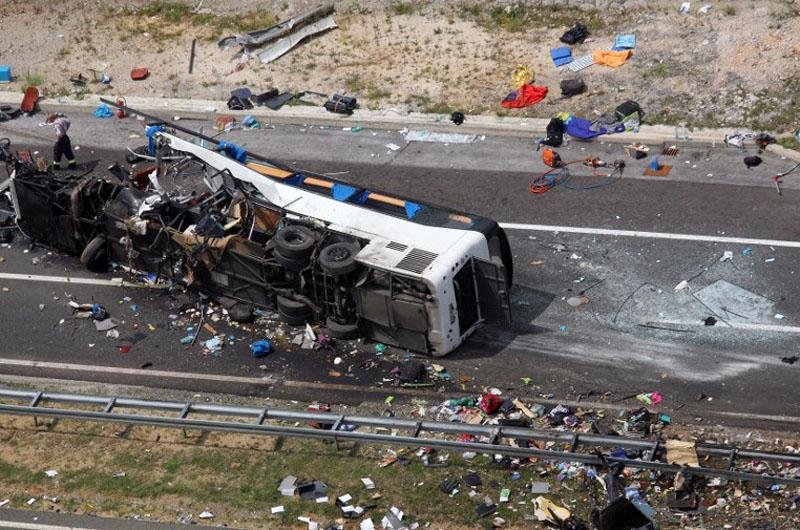 Ve&iacute;culo de turismo se chocou contra barreira de seguran&ccedil;a e capotou a caminho de Split