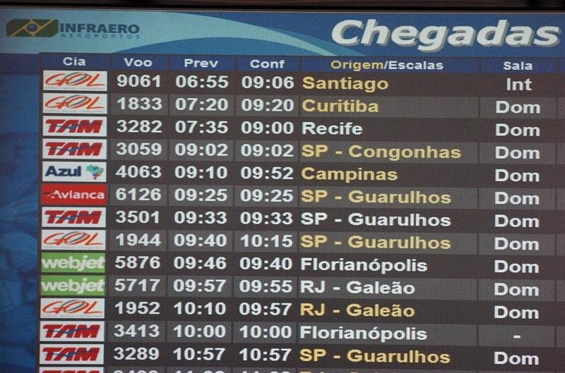 Tr&ecirc;s voos foram cancelados e 10 sofreram atrasos