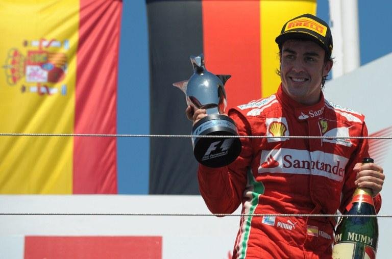 Alonso comemora corrida, que considerou espetacular