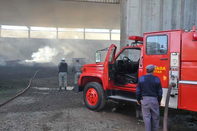 Bombeiros de Gramado e Canela trabalharam junto na opera&ccedil;&atilde;o junto com o caminh&atilde;o-pipa da Prefeitura