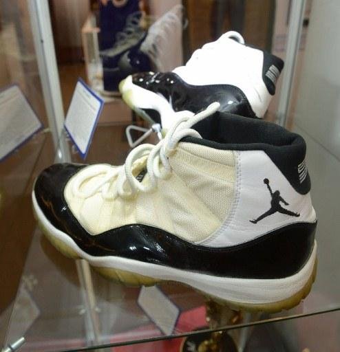 Usados pelo astro do basquete Michael Jordan na temporada 1995-1996 da NBA, "Air Jordan XI Concord" foram vendidos por 10.240 d&oacute;lares