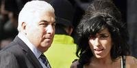 Mitch Winehouse ao lado da filha Amy, morta em julho do ano passado