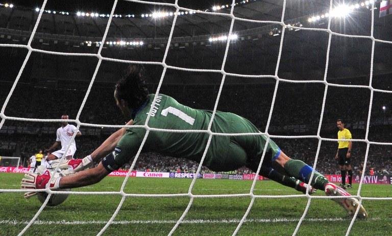 Buffon defende p&ecirc;nalti e classifica a It&aacute;lia na Eurocopa