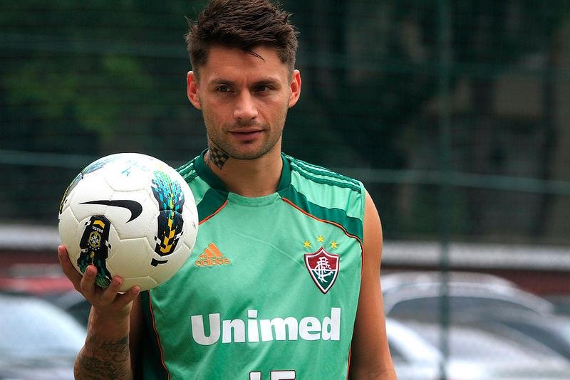 Dupla Gre-Nal briga para ter Rafael Sobis no Brasileir&atilde;o