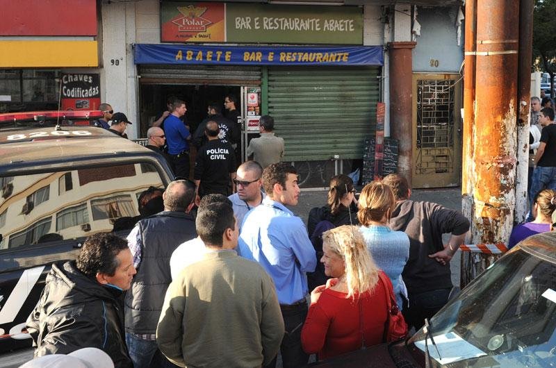 Homem foi morto a tiros dentro de um restaurante no bairro Azenha, em Porto Alegre