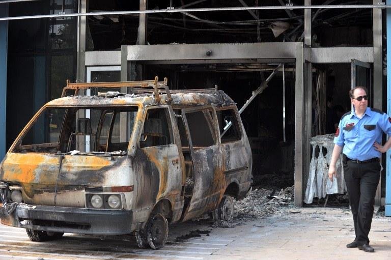 Homens encapuzados colocaram fogo na van