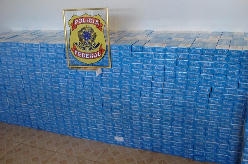 Policiais encontraram 1.500 pacotes de cigarros em caminhonete